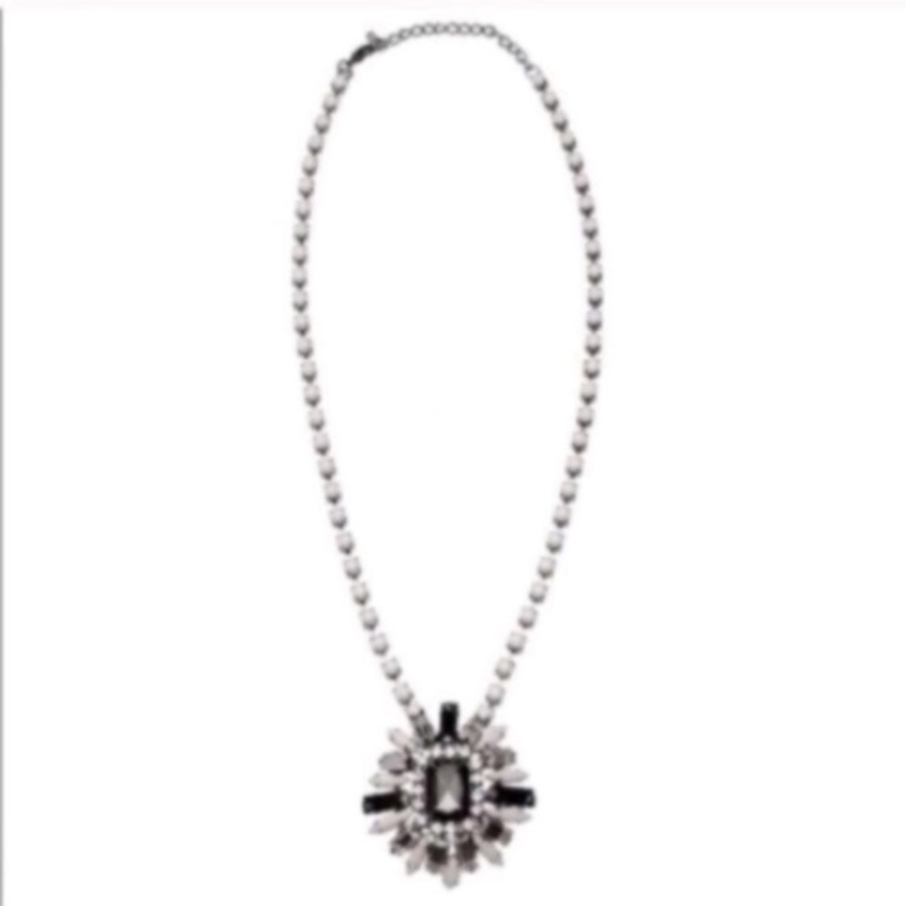 Broach Black White Fashion Necklace NEW!